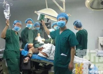 网曝西安一医院医身手术中摆Pose拍合影