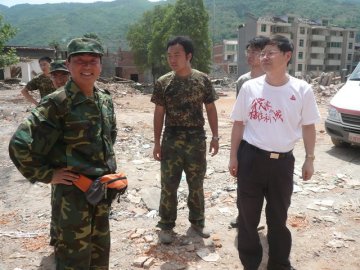 中心杨维中副主任到平武县南坝镇慰问队员