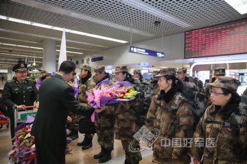 我军第二批援塞抗击埃博拉医疗队凯旋