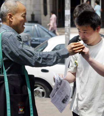 中国反烟第一人在大连街头抢烟