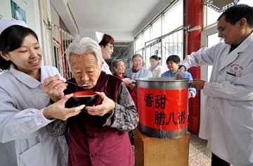 飘香腊八粥 温暖老人心