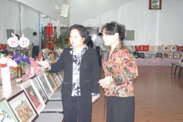 “爱我中华祝福祖国”教职工《白衣巧手》手工艺展开幕