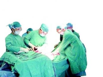 艾滋病产妇剖腹产下女婴 医生身穿隔离服接生