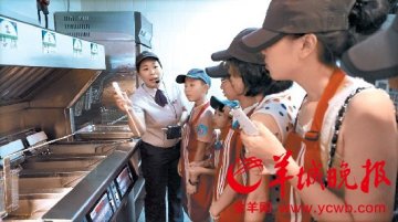 探秘肯德基：白羽鸡健康成长 炸薯条不用“老油”