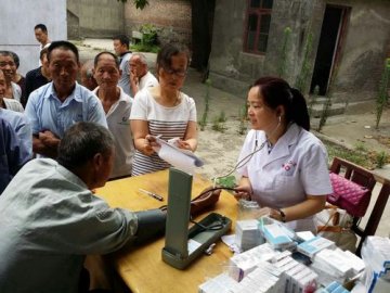 省荣复军人第二医院赴华阴为优抚对象送医送药