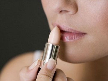 日媒总结冬季护唇小妙招 自制砂糖磨砂膏夜间护理