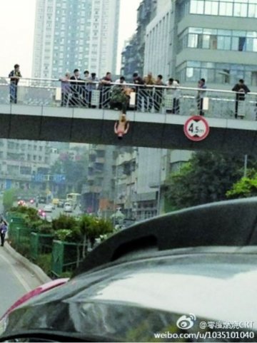 全身赤裸青年男子跳桥瞬间被路人拉住双腿