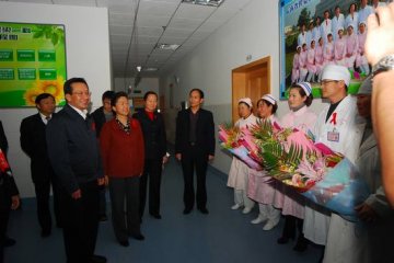 云南省副省长高峰慰问省艾滋病关爱中心医务人员和患者