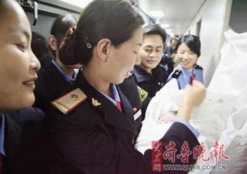 宝宝在飞驰列车上降生