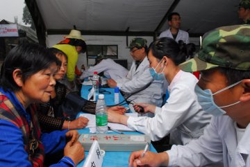 随着灾区抢救任务逐渐转为医疗任务，北京军区总医院在都江堰市向峨乡开设了分科门诊