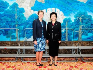 李斌主任会见英国驻华大使吴百纳