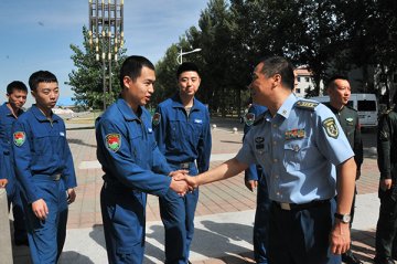 第463医院邀请受阅飞行员家属免费体检受好评