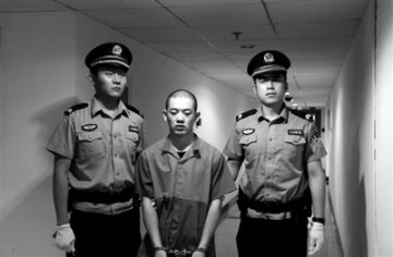 男子组织大学生非法卖血受审 让学生吃药过血检