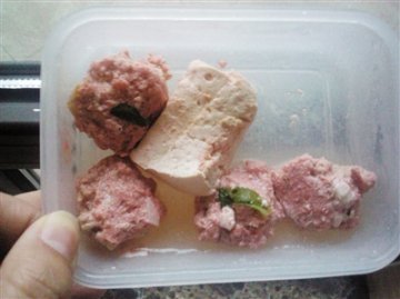 北京华联精品超市肉馅加染色剂 称员工违规添加