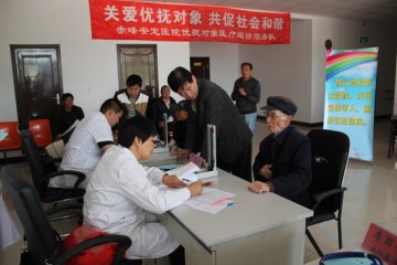 赤峰市安定医院到敖汉旗开展爱心义诊活动