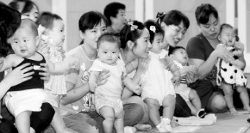 韩国首尔组织婴儿比赛倡导母乳喂养