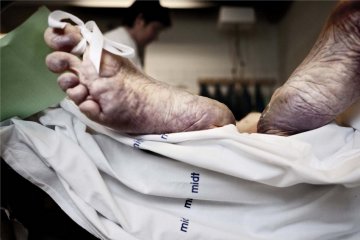 女摄影师照片记录人类死亡历程