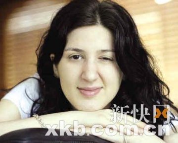 澳大利亚13岁女孩每周眼皮紧闭3天