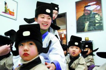 现代私塾里小学生着汉服叩拜孔子