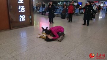 火车站旅客突发心梗危在旦夕 军医路过出手施救