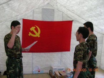 江油工作组临时党支部举行新党员入党宣誓活动