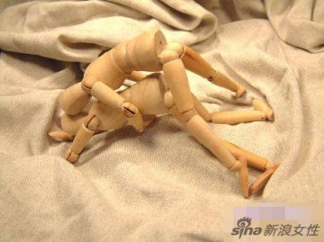 牛人用木偶示范性爱体位