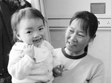 女婴出生即患重病 家人悉心照顾将其养活