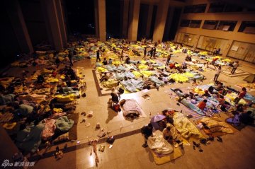 13.四川农业大学师生们在教学楼大堂打地铺