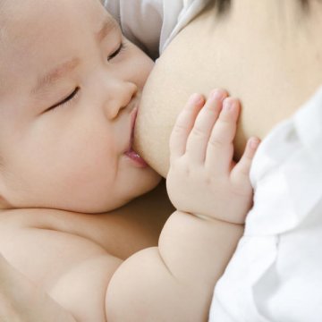 让人动容的母乳喂养温馨时刻
