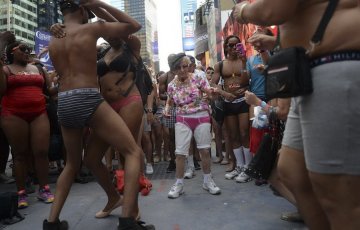 健康趣图：美国纽约数千人庆祝内衣日
