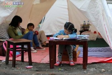 灾区见闻：作业本堆成山 小女孩帐篷外忙功课