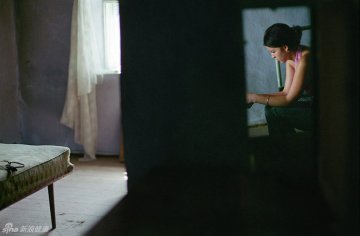 8.摄影师和心理学家一起造访Elena