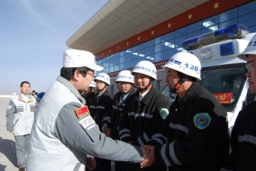 省卫生厅副厅长王晓明深入玉树灾区检查指导我省医疗救援工作