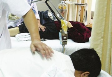 乐山男睡落枕后请人