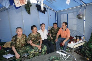 卫生部监察局领导与中心党委副书记宫新生看望都江堰工作队