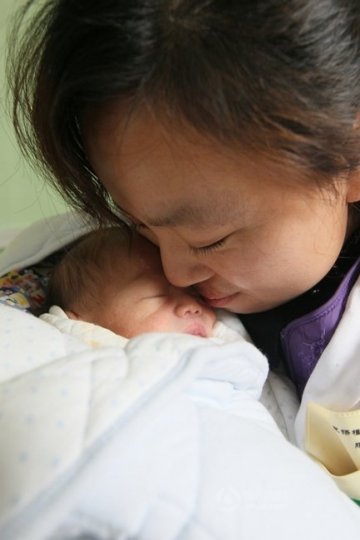 高清：初生男婴被弃地下室 女医生当众哺弃婴