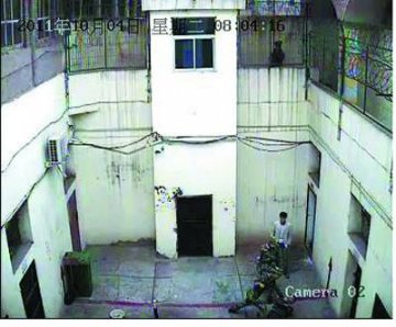 死刑犯疑医生隐瞒病情两闯警戒线 武警鸣枪