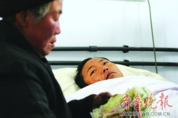 六旬母亲为患重症儿子筹钱沿街乞讨3年