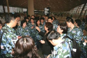 我中心增援队员与黑龙江疾控队员机场相遇