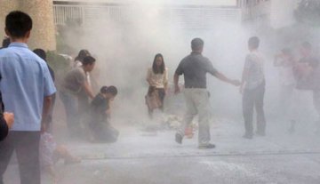 女婴死亡家属讨说法 遭医院喷干粉灭火器驱逐