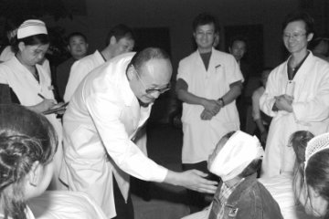 大爱无私——记德阳市人民医院党委书记、院长赵鲁平博士<BR/>