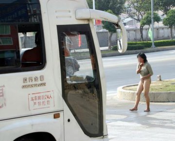 一裸女在国道“指挥”交通 引起不小混乱