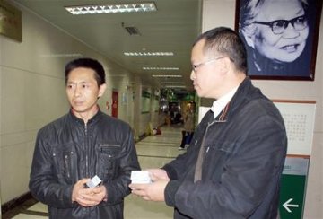 服下救命药孩子腹泻缓解 小艳有望很快转入普通病房