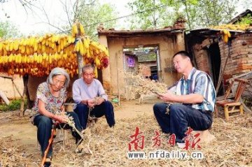 农民夫妇为报19年前恩情照顾中风夫妻