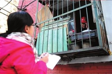 北京73岁老人担心被害反锁屋内16年未出家门
