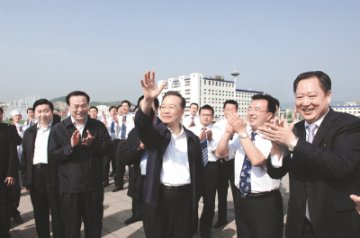 殷殷深情寄“国药”——温家宝总理在宛西制药考察工作纪行