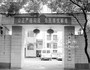 父亲不堪压力持刀欲杀精神病儿子中途后悔报警