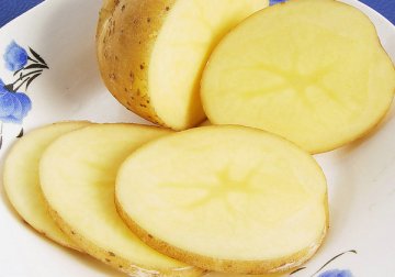 军医小窍门：冰土豆片外敷可减轻面部肿胀