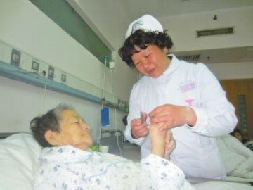 老人手术后偏瘫被弃医院 院方将子女告上法庭