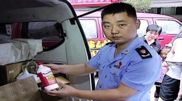 重庆商贩用色素香精勾兑麻油 被检没芝麻成分